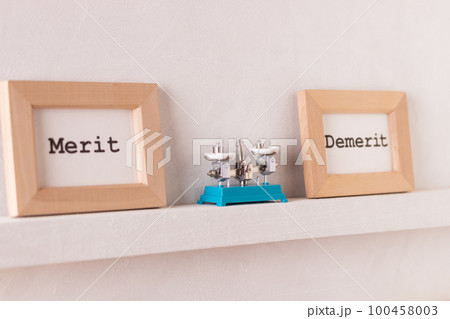 メリットとデメリットを天秤にかける メリットとデメリットを天秤にかける 100458003