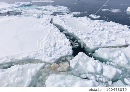 オホーツク海の美しい流氷 100458059