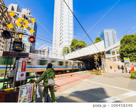 踏切・電車イメージ　新宿 100458340