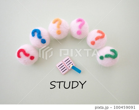 クエスチョンマーク？と筆記具、studyスタディの単語	 100459091