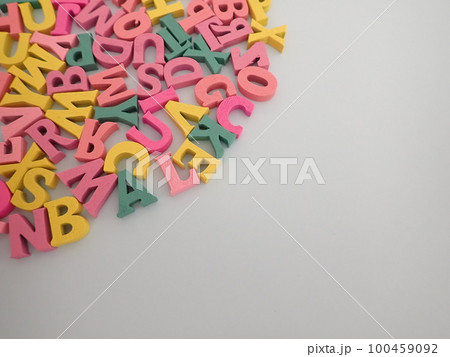カラフルなたくさんのアルファベット、コピースペースあり、背景素材 カラフルなたくさんのアルファベット、コピースペースあり、背景素材 100459092