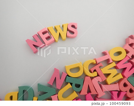 NEWSニュースの単語とたくさんのカラフルなアルファベット	 100459093