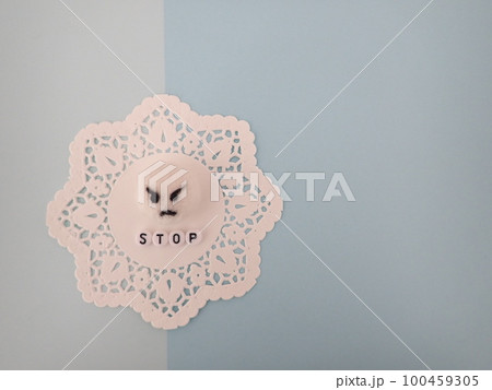 怒った顔とストップstopの単語、コピースペースあり 100459305