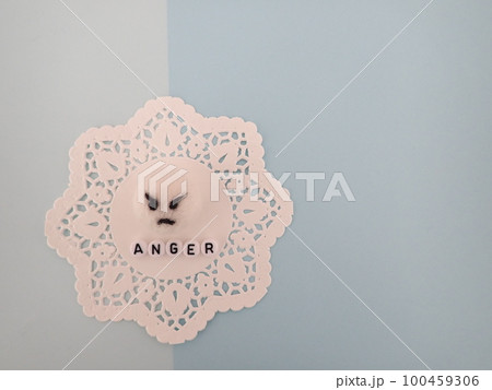 怒った顔とアンガーangerの単語、スペースあり 100459306