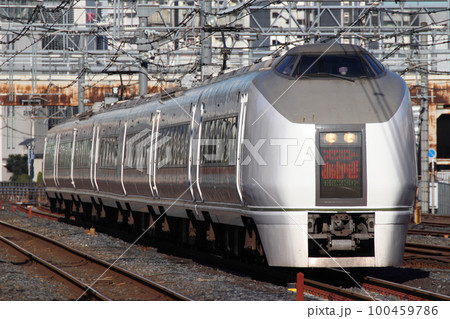 新宿行の特急スワローあかぎ号(651系電車) 新宿行の特急スワローあかぎ号(651系電車) 100459786