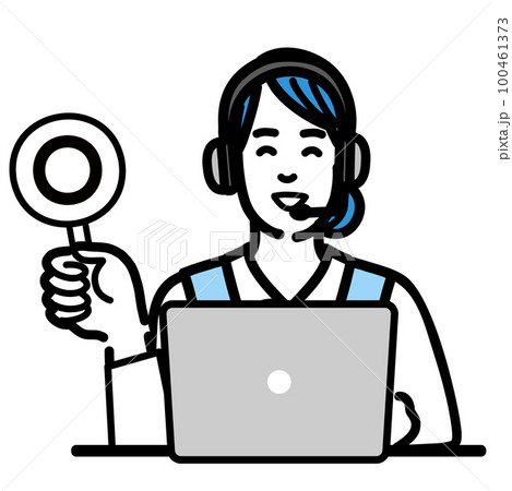 ラップトップの前に座ってマルの札を持って笑顔のオペレーターの若い女性 100461373