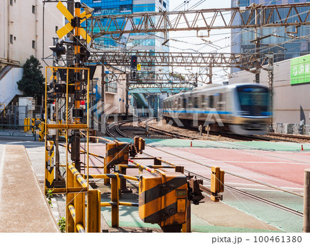 踏切・電車イメージ　新宿 100461380