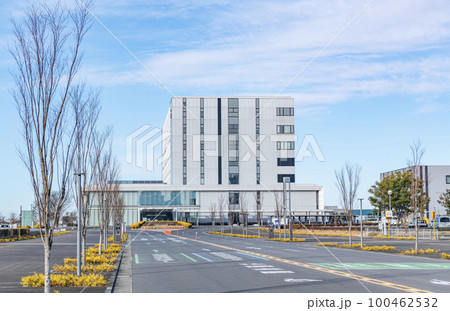 茨城県つくば市　晴天のつくば市役所 100462532