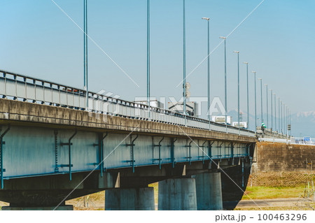 橋梁と物流トラックと早春の青空と彼方の男体山 埼玉県道 釘無橋　a-4 フィルム調 100463296