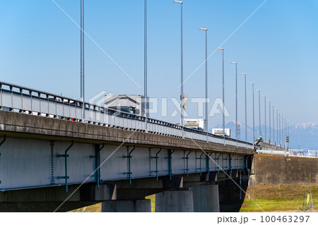 橋梁と物流トラックと早春の青空と彼方の男体山 埼玉県道 釘無橋 b-1 橋梁と物流トラックと早春の青空と彼方の男体山 埼玉県道 釘無橋 b-1 100463297