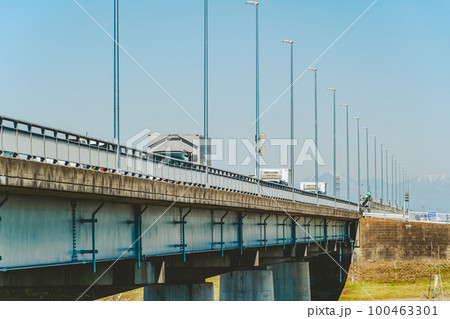 橋梁と物流トラックと早春の青空と彼方の男体山 埼玉県道 釘無橋　b-4 フィルム調 100463301