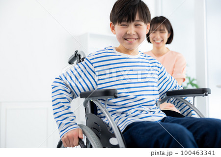 車椅子の子供 診察 車椅子の子供 診察 100463341