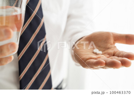 薬を飲むビジネスマン 100463370