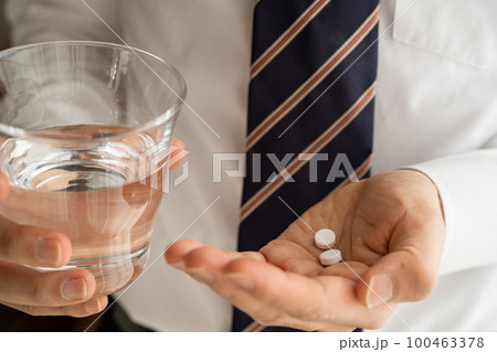 薬を飲むビジネスマン 薬を飲むビジネスマン 100463378