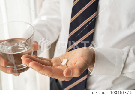 薬を飲むビジネスマン 100463379