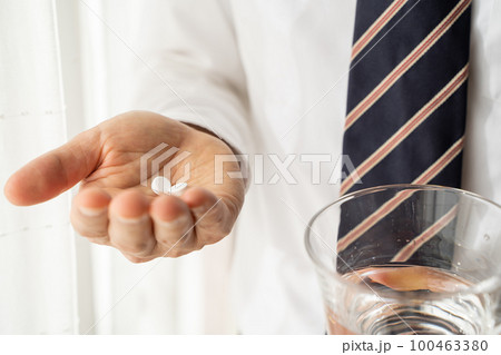 薬を飲むビジネスマン 100463380