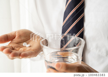 薬を飲むビジネスマン 100463383