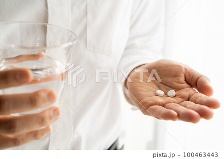 薬を飲むビジネスマン 100463443