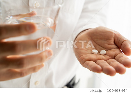 薬を飲むビジネスマン 100463444