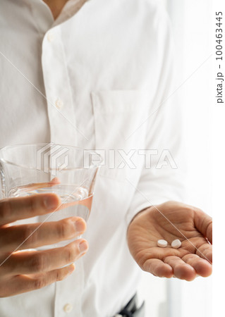 薬を飲むビジネスマン 100463445