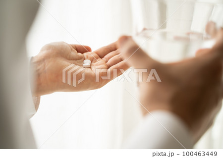 薬を飲むビジネスマン 100463449