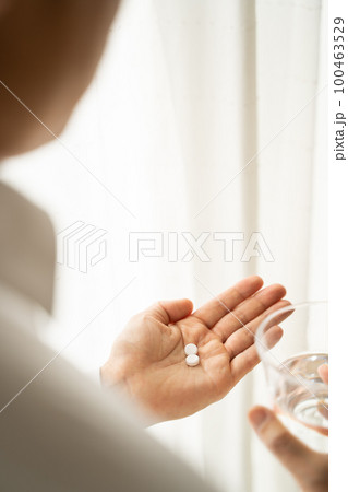 薬を飲むビジネスマン 100463529