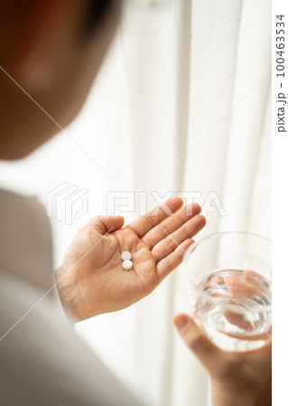 薬を飲むビジネスマン 100463534