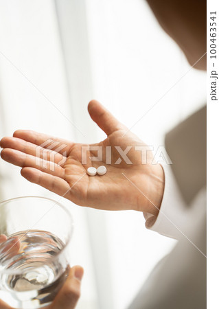 薬を飲むビジネスマン 100463541