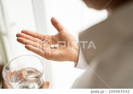 薬を飲むビジネスマン 100463542