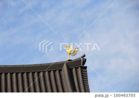 屋根/鳳凰の装飾が据えてある瓦屋根の端部の写真素材 [100463705] - PIXTA