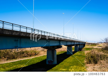 橋と早春の空 入間川越辺川を渡る埼玉県道12号 釘無橋 高彩度コントラスト 橋と早春の空 入間川越辺川を渡る埼玉県道12号 釘無橋 高彩度コントラスト 100463763