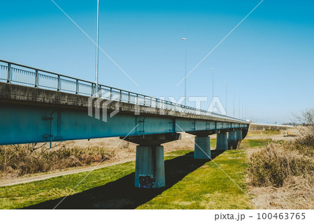 橋と早春の空 入間川越辺川を渡る埼玉県道12号 釘無橋　フィルム調 100463765