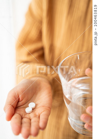 薬を飲む子供 100463819