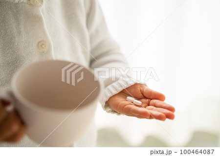 薬を飲む幼児 100464087