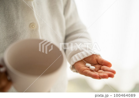 薬を飲む幼児 薬を飲む幼児 100464089