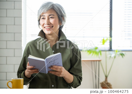 本を読むグレーヘアのミドル女性 本を読むグレーヘアのミドル女性 100464275