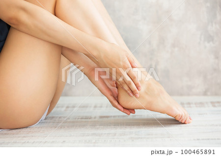 女性は踵のスキンケアをしている. 女性は踵のスキンケアをしている. 100465891
