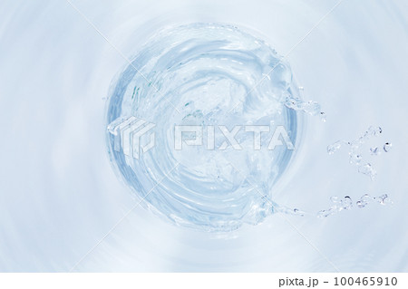 パイプから吹き出す水. パイプから吹き出す水. 100465910