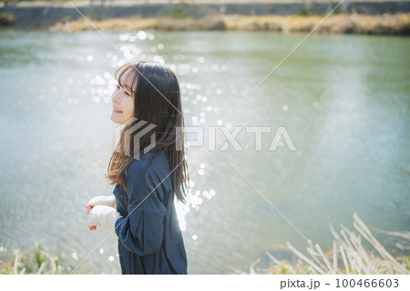 川を背に立つ女の子 川を背に立つ女の子 100466603