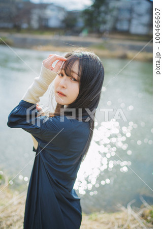 川を背に立つ女の子 川を背に立つ女の子 100466607