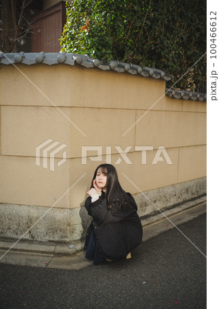 街中で座る女の子 街中で座る女の子 100466612