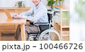 車椅子に乗ったシニア男性（介護・福祉・パソコン） 100466726