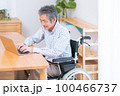 車椅子に乗ったシニア男性（介護・福祉・パソコン） 100466737