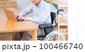 車椅子に乗ったシニア男性（介護・福祉・パソコン） 100466740