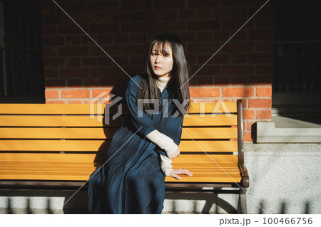 ベンチで休む女性 ベンチで休む女性 100466756