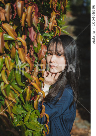 緑に包まれる女の子 100466996