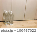 クローゼットの前のペットボトルの水 100467022