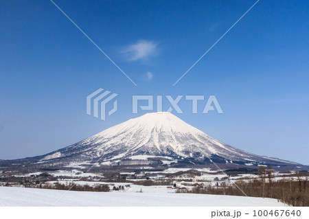 北海道留寿都村から眺めた初春の羊蹄山【3月】 100467640