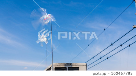 エアコンのカラス対策　屋上の室外機とかざぐるま 100467795