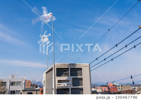 エアコンのカラス対策　屋上の室外機とかざぐるま 100467796